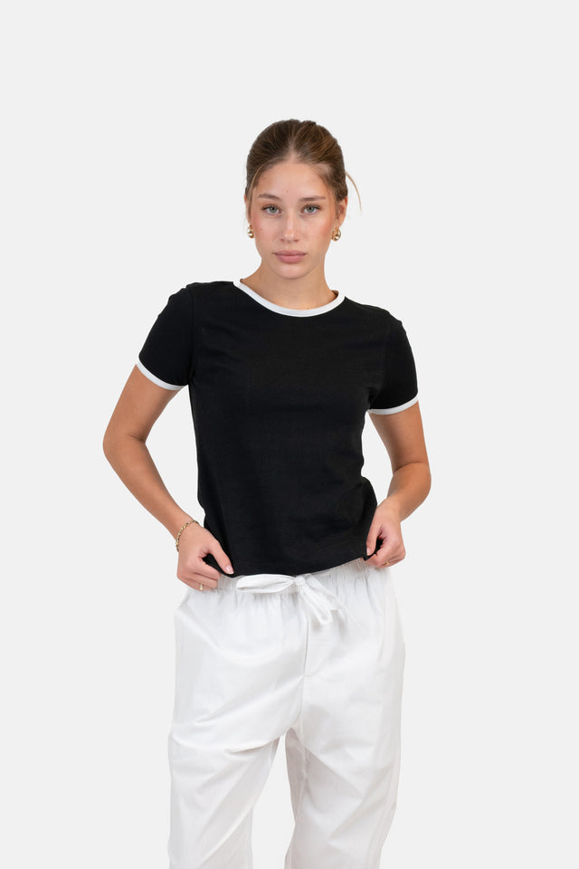 Contrast Baby Tee Schwarz