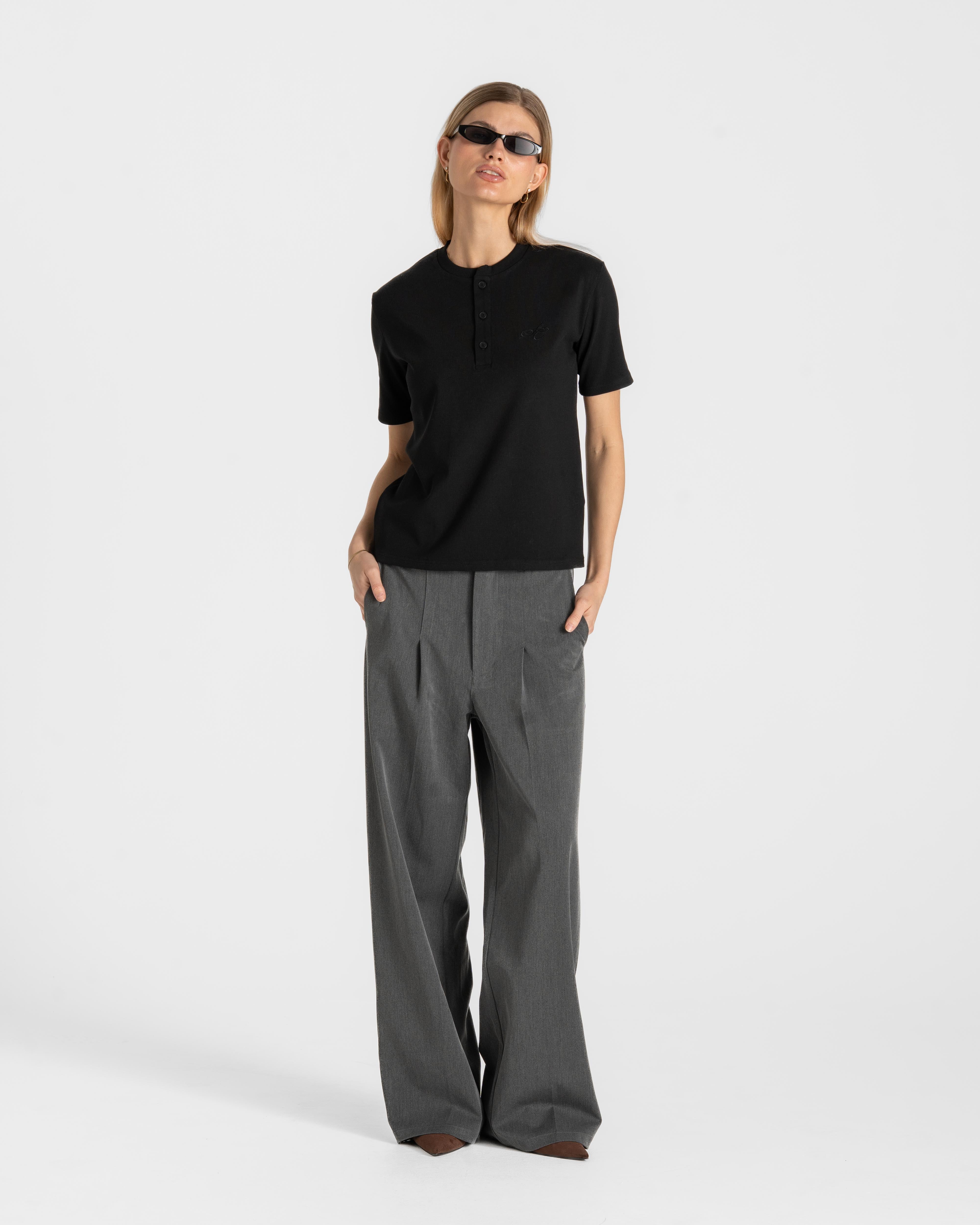 Henley Short Sleeve Black Dame